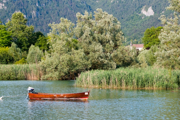 Лодка в озере