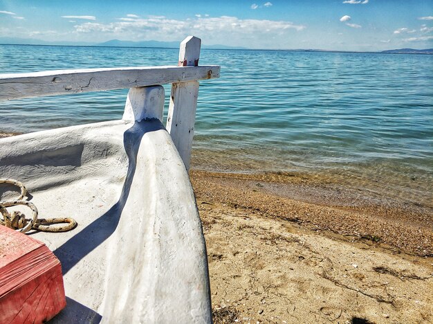 Лодка припаркована на песчаном берегу моря