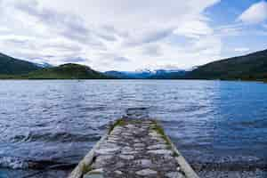 Foto gratuita imbarcadero nel lago gjende a jotunheimen