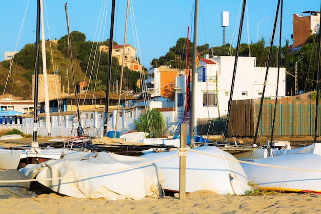 Лодки на пляже в Монтгате. Каталония