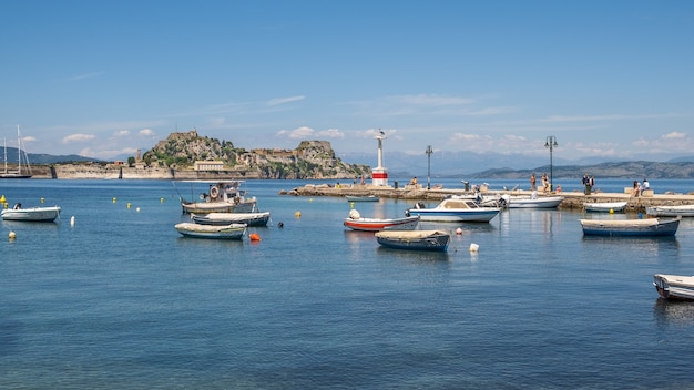 ギリシャのコルフ島の港のボート