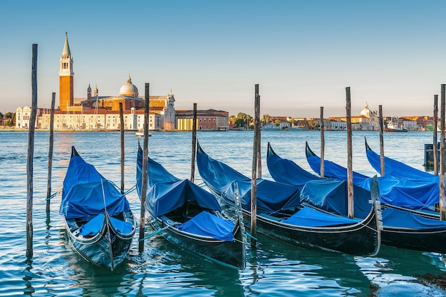 베니스의 물에 주차 된 보트와 백그라운드에서 San Giorgio Maggiore 교회