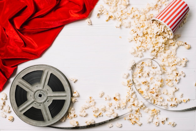 Free photo bobbin and popcorn