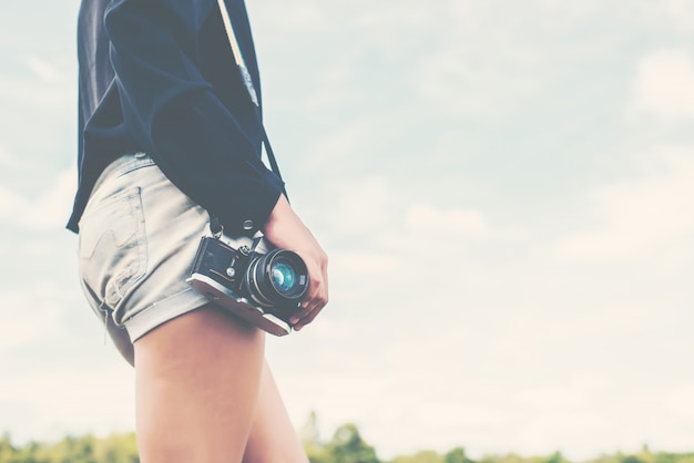 Free photo body of a girl with a camera reflex