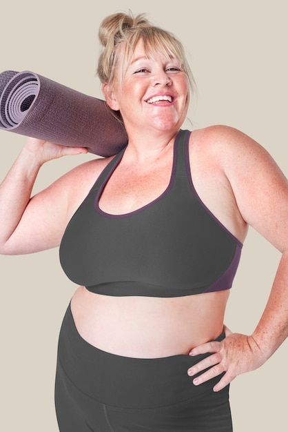Free photo body positivity curvy woman sportswear with yoga mat
