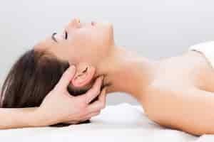 Foto gratuita body spa sala relax donne