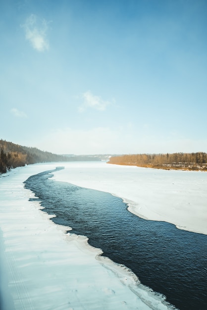 Free photo body of water under blue sky