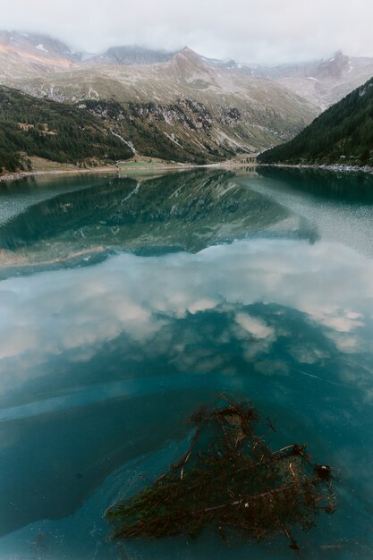 山の近くの水域