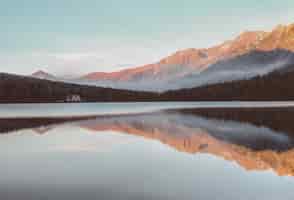 Foto gratuita specchio d'acqua vicino alla montagna