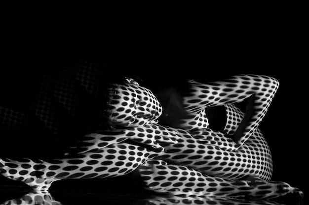 Free photo the  body of woman with black and white pattern