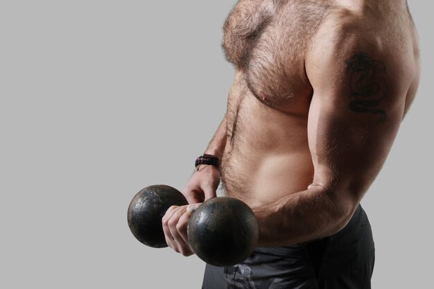 Foto gratuita bodybuilder in posa e mostrando i muscoli