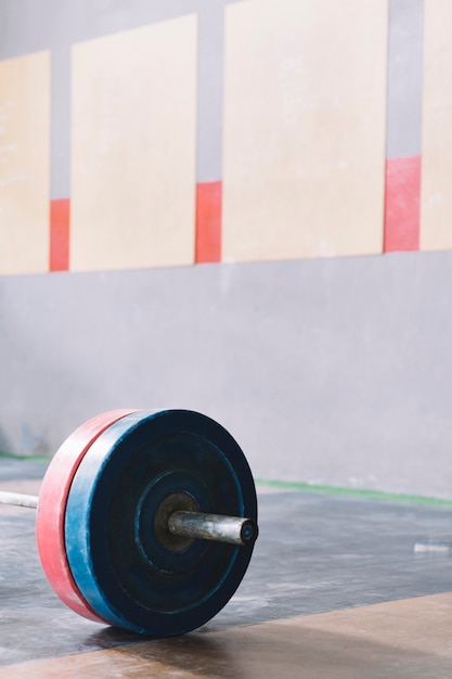 Free photo bodybuilding concept with weight plates on barbell