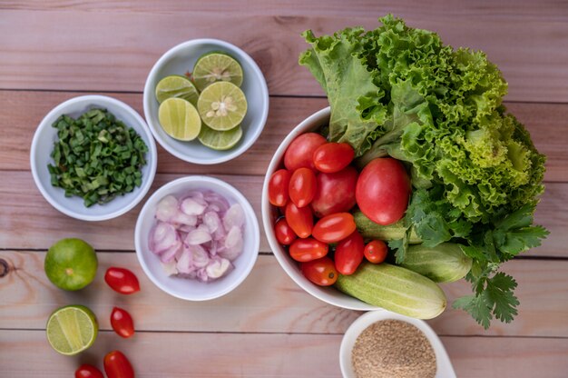 Вареную курицу нарезать на кусочки в белом блюде на деревянном столе.