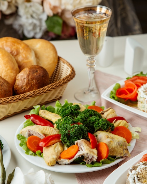 Pollo bollito con vista laterale di verdure