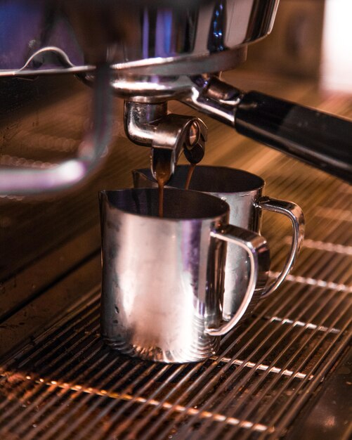 커피 머신에서 삶은 커피