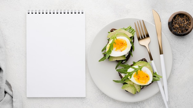 Free photo boiled egg on a cutting board