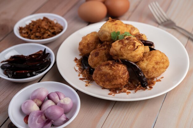 Boiled eggs stir-fried with tamarind sauce.