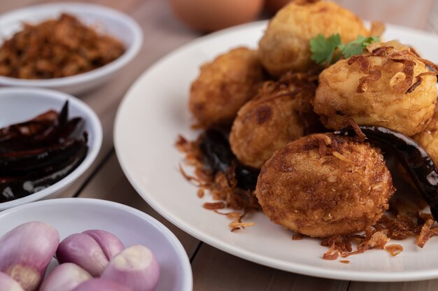 Boiled eggs stir-fried with tamarind sauce.