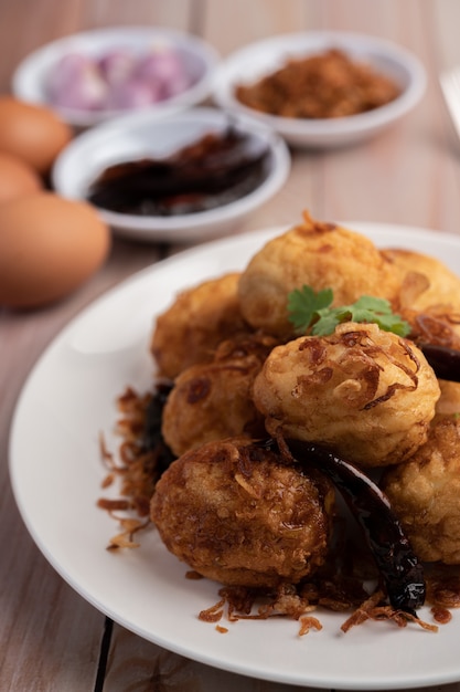 Boiled eggs stir-fried with tamarind sauce.