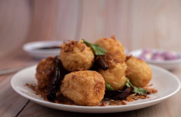 Boiled eggs stir-fried with tamarind sauce.