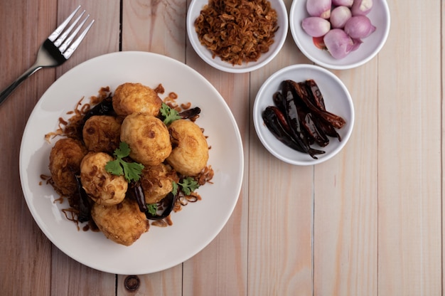 Free photo boiled eggs stir-fried with tamarind sauce.