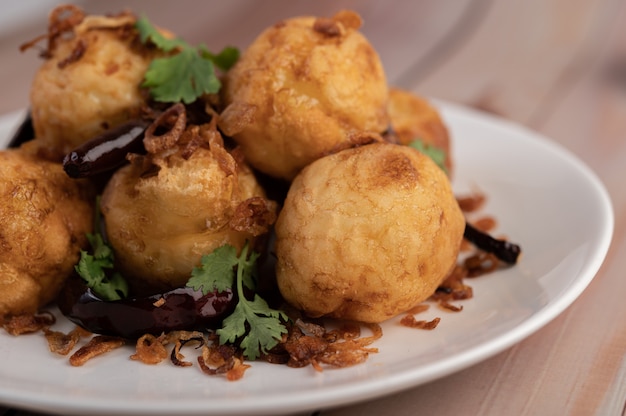 Free photo boiled eggs stir-fried with tamarind sauce.