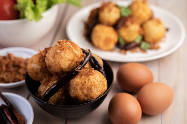 Boiled eggs stir-fried with tamarind sauce.