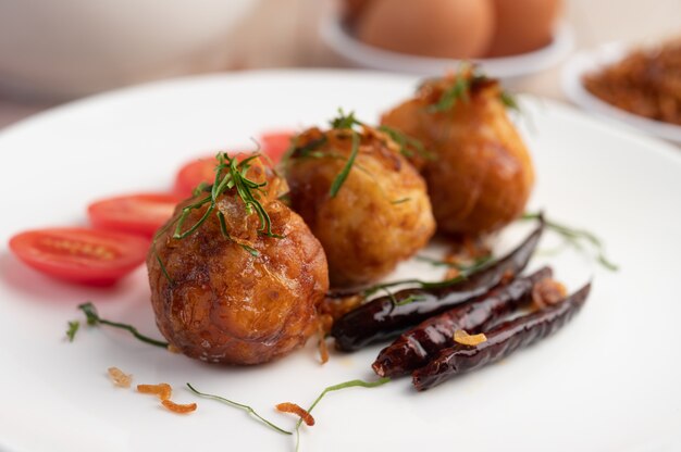 Boiled eggs stir-fried with tamarind sauce.