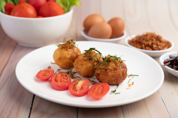 Boiled eggs stir-fried with tamarind sauce.