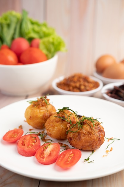 Boiled eggs stir-fried with tamarind sauce.