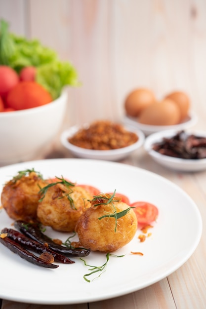 Free photo boiled eggs stir-fried with tamarind sauce.