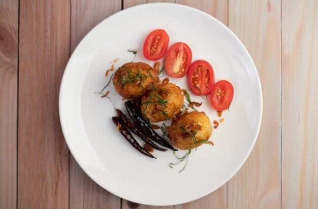 Boiled eggs stir-fried with tamarind sauce.