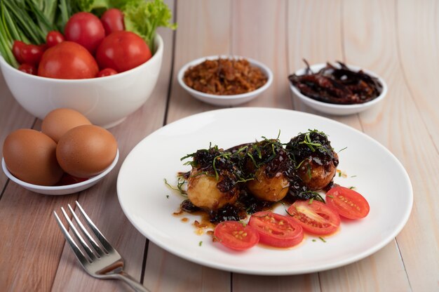 Boiled eggs stir-fried with tamarind sauce.