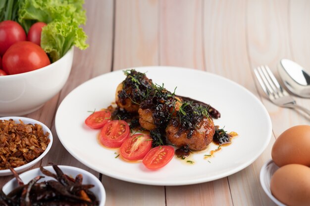 Boiled eggs stir-fried with tamarind sauce.