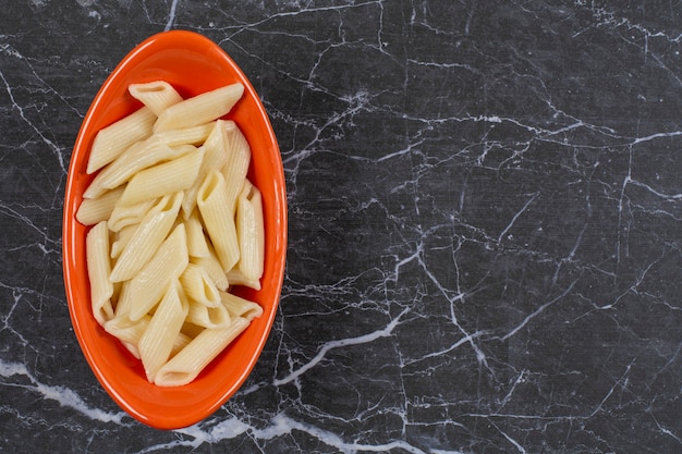 Free photo boiled fresh penne pasta in bowl.