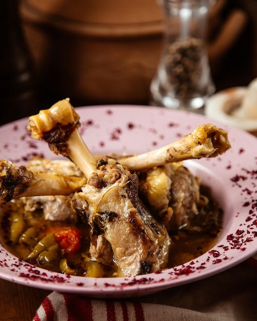 Free photo boiled lamb legs with sumakh