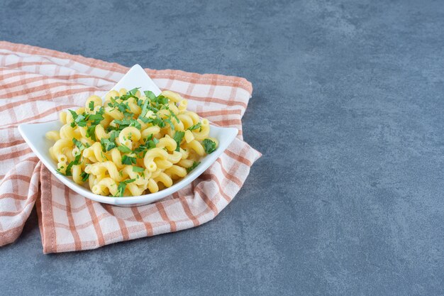 Foto gratuita maccheroni bolliti con verdure in ciotola bianca.