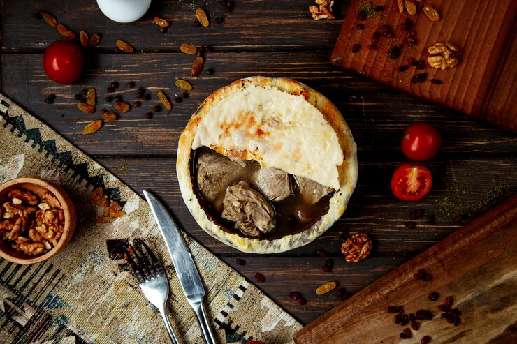 Бесплатный Фотография вареное мясо в глиняных горшочках, покрытых хлебом