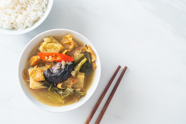 Вареная квашеная капуста и суп из горькой тыквы - азиатский, веганский и вегетарианский стиль питания Premium Фотографии