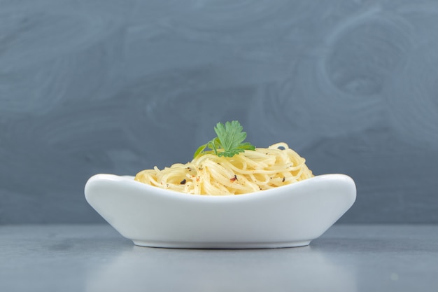 Boiled spaghetti pasta in white bowl