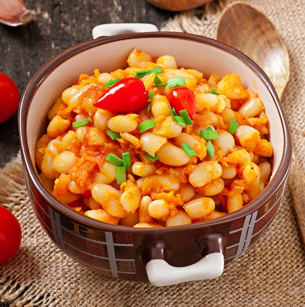 Boiled white beans with tomatoes and hot peppers