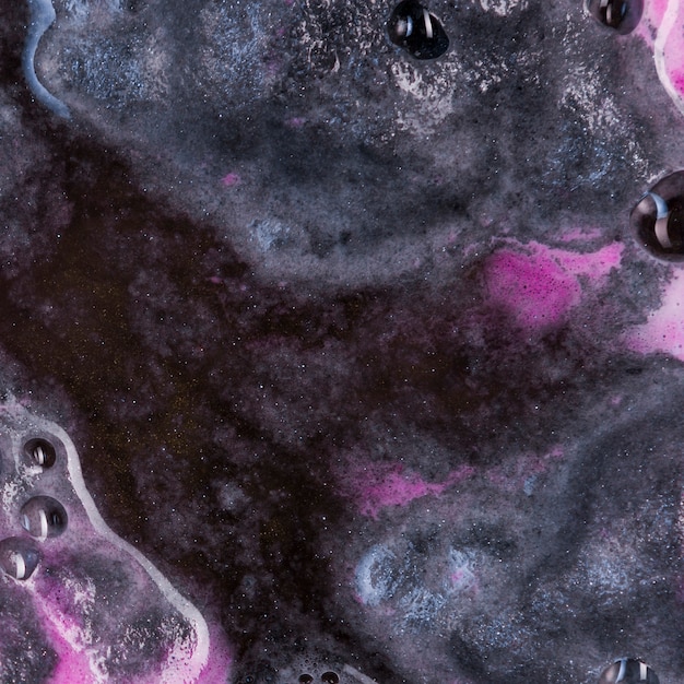 Liquido nero bollente con spume rosa