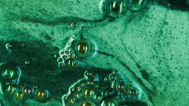 泡と斑点を有する沸騰した緑色の液体