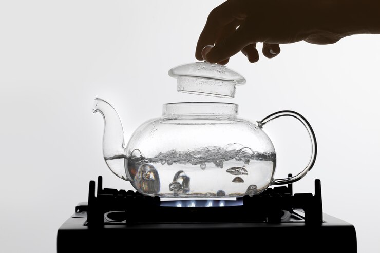 無料Photo お茶のアレンジのためのお湯を沸騰させる