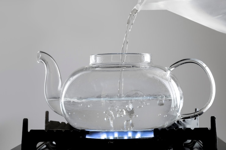無料Photo お茶のアレンジのためのお湯を沸騰させる