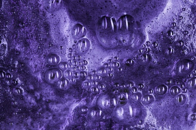 泡と斑点を持つ沸騰紫色の液体