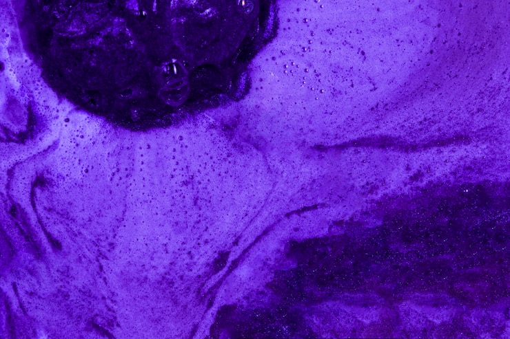 Free Photo boiling purple liquid with foam