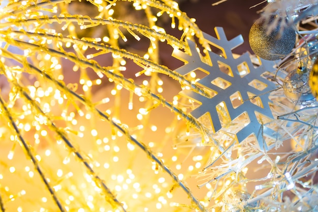 ボケは金抽象的なクリスマス背景をデフォーカス