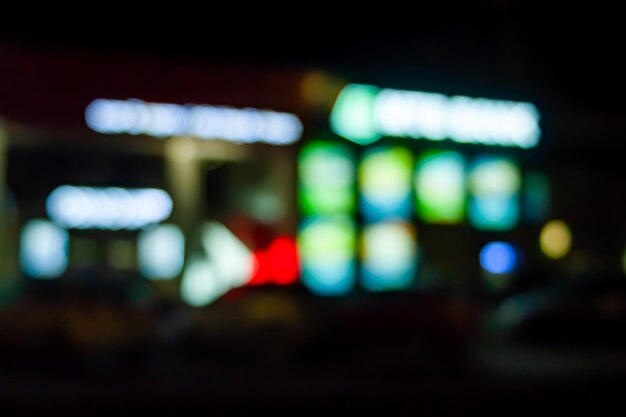 Боке неоновые сверкающие вывески и витрины магазинов размытое изображение неонового света в витрине магазина
