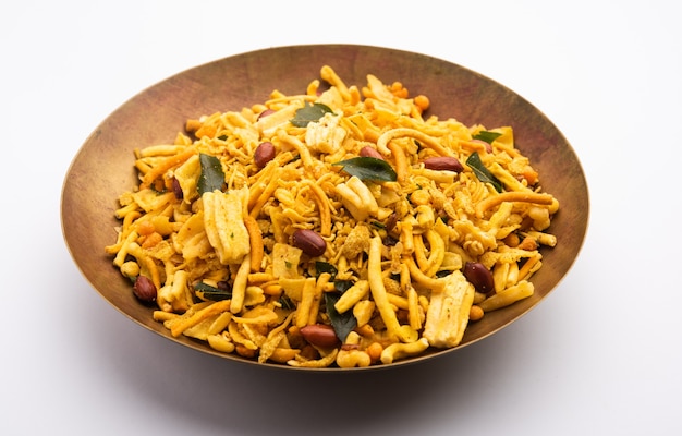 Bombay mix or chanachur or chiwda or farsan is an indian snack mix, popular tea-time food from india Free Photo